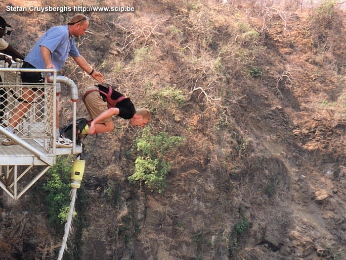 Victoria falls - Bungee - Stefan On Tuesday we made a tremendous rafting tour on the wild Zambezi river. On Wednesday there is a new activity on our programme. I venture my first bungee jump. In 2000 this was still the highest commercial bungee jump in the world, 111 meters from the bridge over the Zambezi river. Stefan Cruysberghs